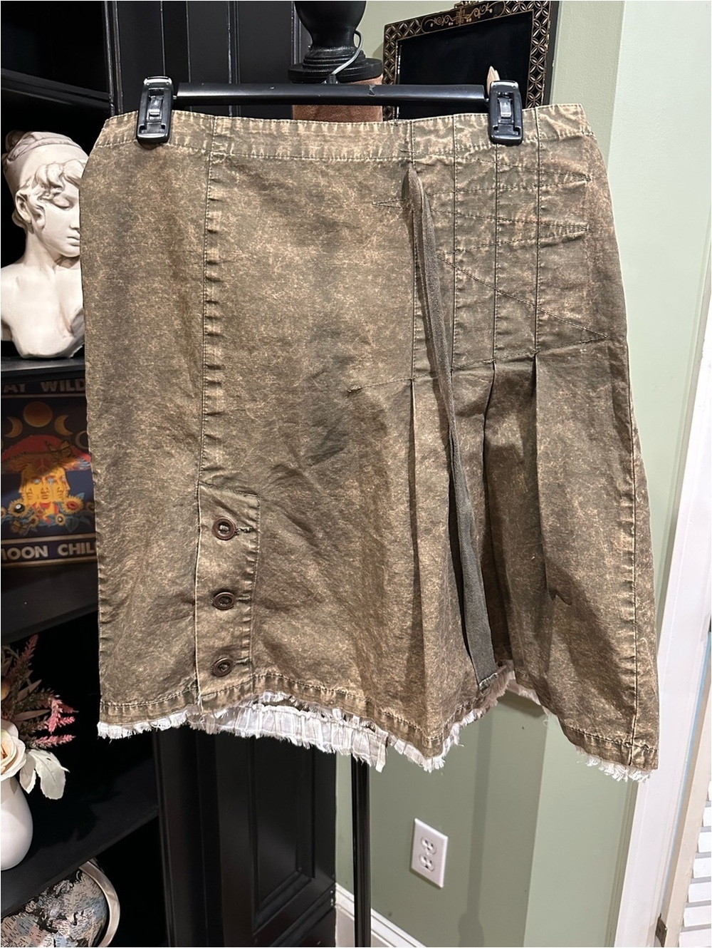 Covet Olive Brown Acid‑Wash Pleated Skirt with Frayed Lace Hem – Size 28